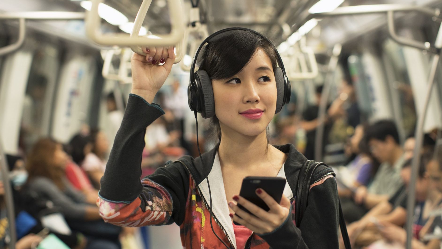 1 they listen to music now. Японские девушки в метро. Listen to the Music. Фото на телефон. People listen to Music.